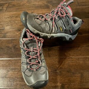 Women’s Size 7 Keens